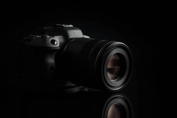 Ψηφιακή Mirrorless Κάμερα Στο Μαύρο Φόντο — Φωτογραφία Αρχείου