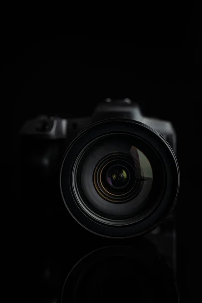 黒の背景にデジタルミラーレスカメラ レンズを閉めろ 正面図 — ストック写真