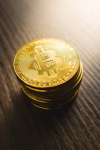 暗号通貨 ビットコイン仮想通貨 木製のテーブルの上に黄金のコイン — ストック写真
