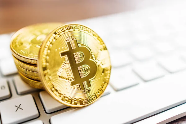 暗号通貨 ビットコイン仮想通貨 コンピューターのキーボードに金のコインを置く — ストック写真