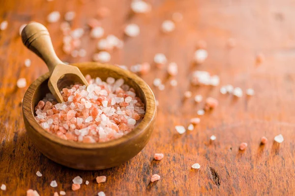 Rosafarbenes Himalaya Salz Schüssel Auf Dem Holztisch — Stockfoto