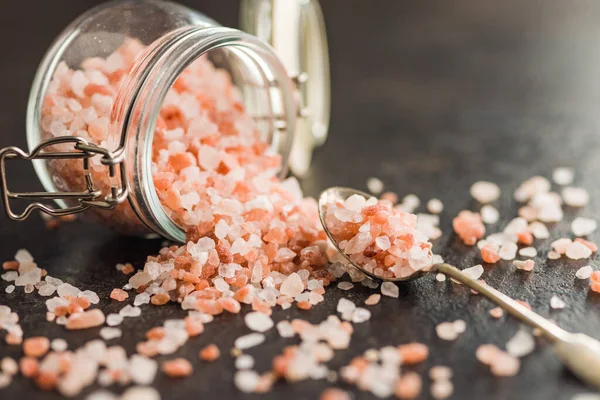 Pink Himalayan Salt Jar Black Table — Stock Photo, Image
