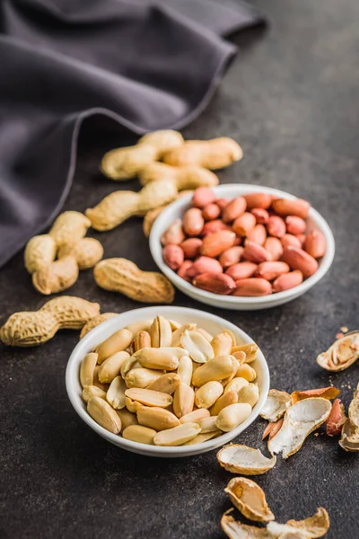 Unpeeled Peeled Peanuts Bowl Kitchen Table — Stock Photo, Image