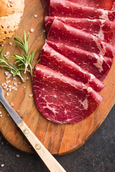 Smoked Bresaola Italian Appetizer Dried Beef Meat Cutting Board Top – stockfoto