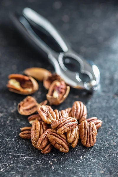 Peeled Pecan Nuts Kitchen Table — Stockfoto