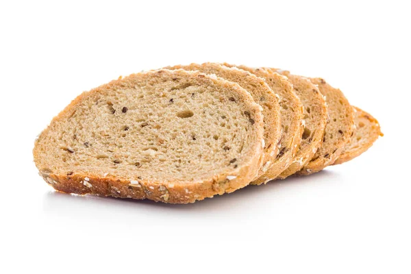 全粒穀物パンをスライス 白い背景に隔離された種とおいしい全粒粉のペストリー — ストック写真