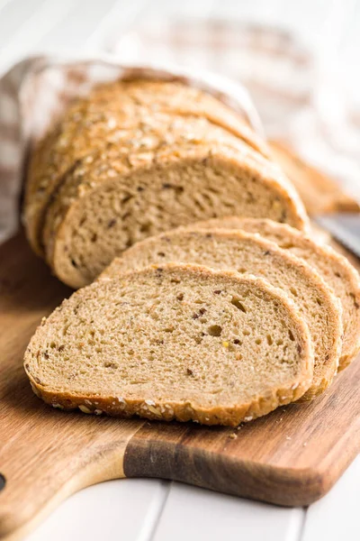 Нарізати Цілий Хліб Смачне Цільнозернове Тісто Насінням Обробній Дошці — стокове фото