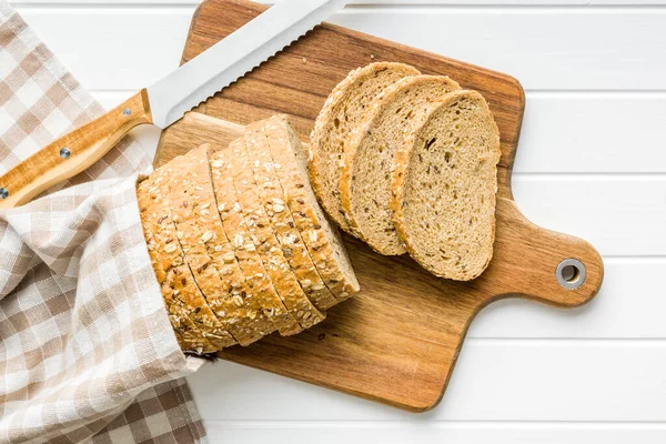 全粒穀物パンをスライス まな板の上の種とおいしい全粒粉のペストリー トップ表示 — ストック写真