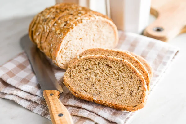 Krájený Celozrnný Chléb Chutné Celozrnné Těsto Semínky Kostkovaném Ubrousku — Stock fotografie
