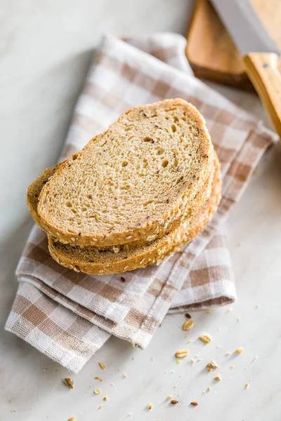 Нарезанный Хлеб Цельного Зерна Вкусное Цельнозерновое Тесто Семенами Клетчатой Салфетке — стоковое фото