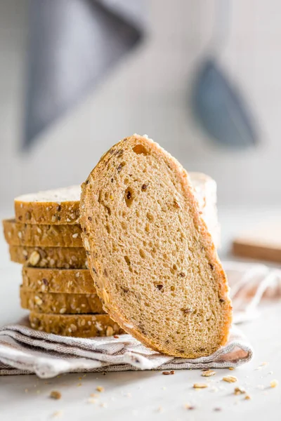 Skivat Fullkornsbröd Smaklig Fullkornsbakelse Med Frön Den Rutiga Servetten — Stockfoto