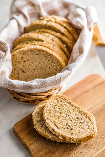 Sliced Whole Grain Bread Tasty Wholegrain Pastry Seeds Cutting Board — Stock Photo, Image