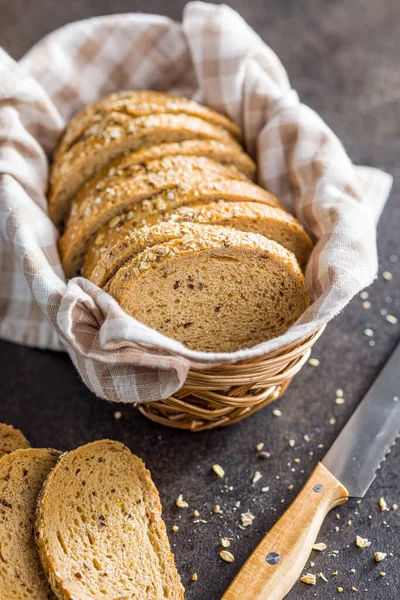 Dilimlenmiş Tam Tahıllı Ekmek Lezzetli Kepekli Hamur Işi Fırında Tohumlar — Stok fotoğraf