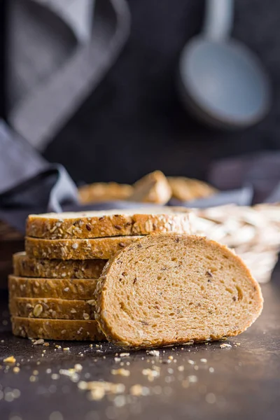 Krájený Celozrnný Chléb Chutné Celozrnné Těsto Semínky Černém Stole — Stock fotografie