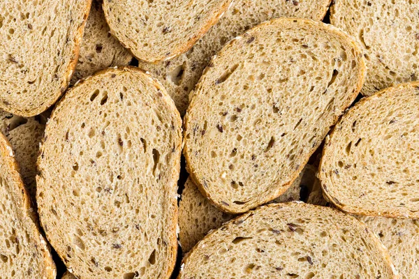 全粒穀物パンをスライス 種子とおいしい全粒粉ペストリー トップ表示 — ストック写真