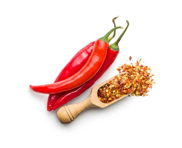 Suché Chilli Paprikové Vločky Dřevěné Kopečce Rozdrcené Červené Papriky Izolované — Stock fotografie