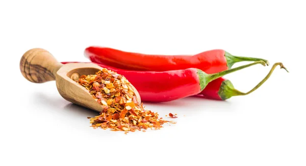 Suché Chilli Paprikové Vločky Dřevěné Kopečce Rozdrcené Červené Papriky Izolované — Stock fotografie