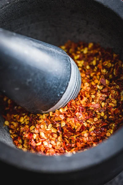 Droge Chili Peper Vlokken Verpletterde Rode Paprika Mortel — Stockfoto
