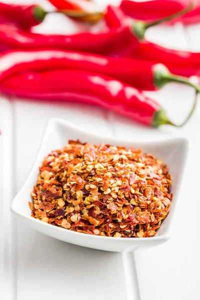 Trockene Chiliflocken Rote Paprika Einer Schüssel Auf Dem Weißen Tisch — Stockfoto