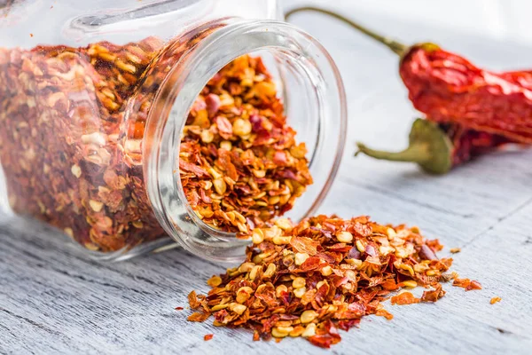 Droge Chili Peper Vlokken Verpletterde Rode Paprika Potje Witte Tafel — Stockfoto