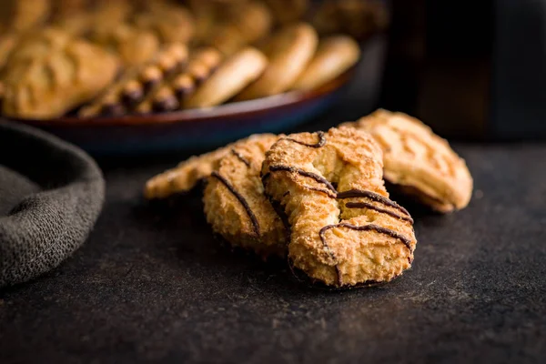 Assorti Divers Cookies Biscuits Sucrés Sur Table Noire — Photo