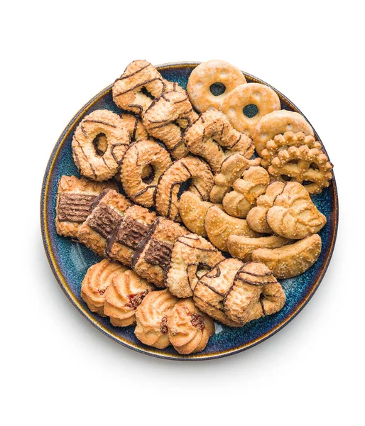 对各种饼干进行了分类 甜甜的饼干放在白色背景上隔离的盘子里 — 图库照片