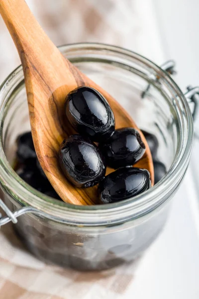 Olive Nere Denocciolate Nel Cucchiaio Legno — Foto Stock