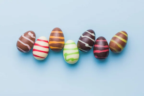 Čokoládová Velikonoční Vajíčka Modrém Pozadí Horní Pohled — Stock fotografie