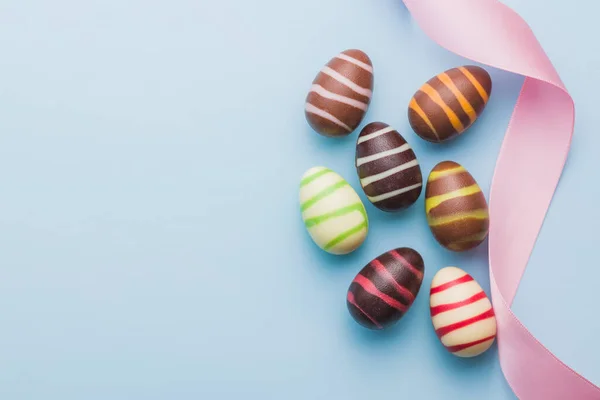 Čokoládová Velikonoční Vajíčka Modrém Pozadí Horní Pohled — Stock fotografie