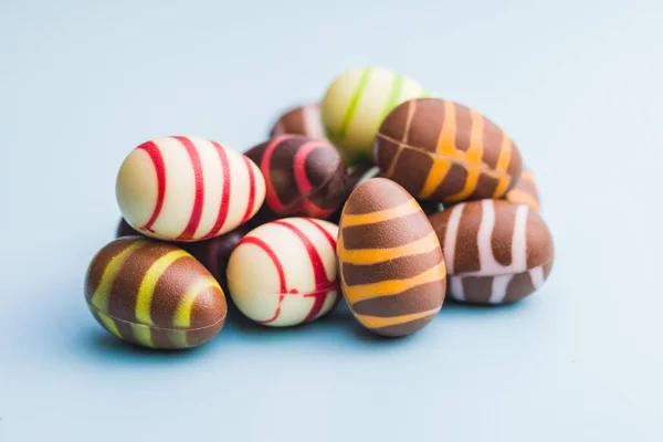 Čokoládové Velikonoční Vejce Modrém Pozadí — Stock fotografie