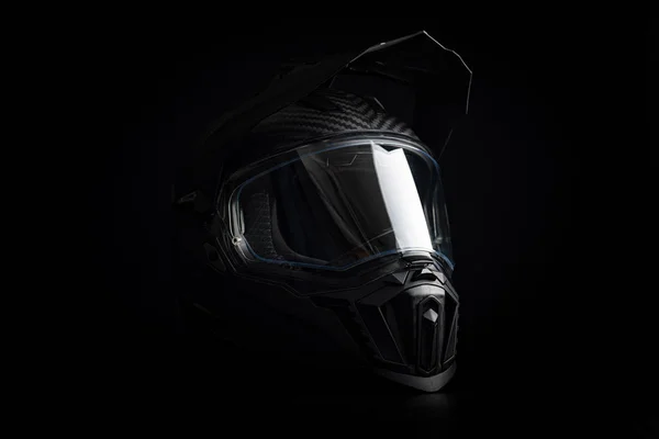 黑色的摩托车头盔 带黑色背景护盾的越野运动头盔 — 图库照片