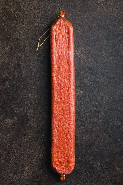 Geräucherte Salamiwurst Auf Dem Schwarzen Tisch Ansicht Von Oben — Stockfoto