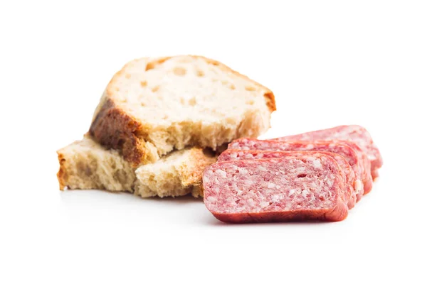 Gerookte Worst Gesneden Salami Brood Geïsoleerd Witte Achtergrond — Stockfoto