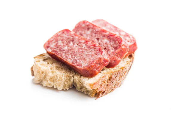 Gerookte Worst Gesneden Salami Brood Geïsoleerd Witte Achtergrond — Stockfoto
