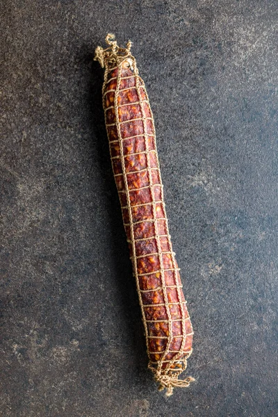 Räucherwurst Salami Auf Dem Schwarzen Tisch Ansicht Von Oben — Stockfoto