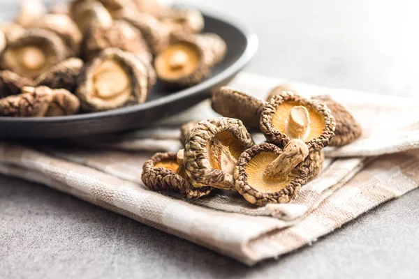 Getrocknete Shiitake Pilze Auf Dem Küchentisch — Stockfoto