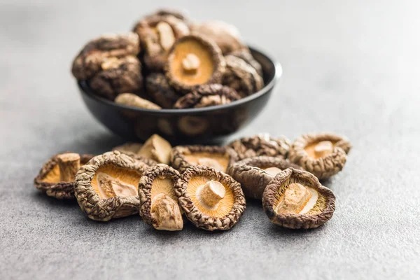 Getrocknete Shiitake Pilze Auf Dem Küchentisch — Stockfoto