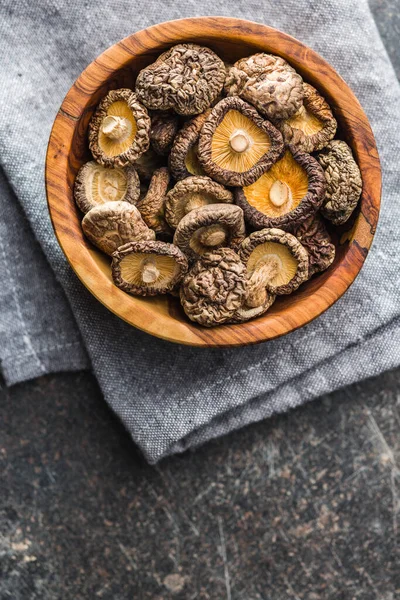 시타케 버섯을 그릇에 식탁에 위에서 — 스톡 사진