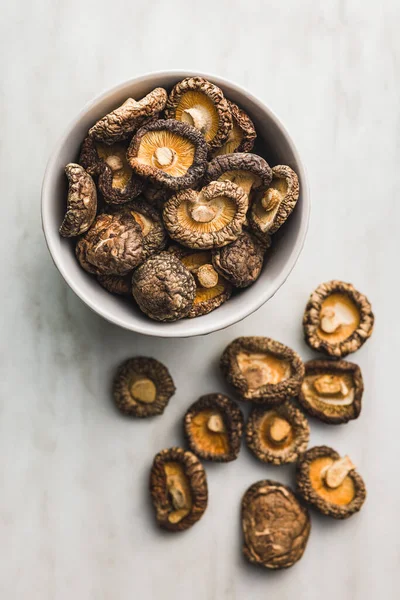 Cogumelos Shiitake Secos Tigela Mesa Cozinha Vista Superior — Fotografia de Stock