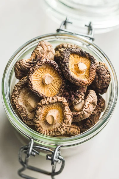 Cogumelos Shiitake Secos Jarra Mesa Cozinha — Fotografia de Stock