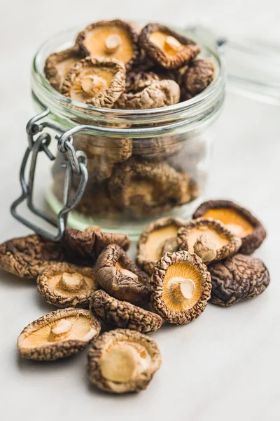 Getrocknete Shiitake Pilze Glas Auf Dem Küchentisch — Stockfoto