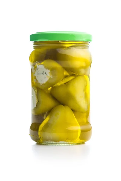 在白色背景上隔离的罐子里塞满奶油芝士的辣椒 — 图库照片