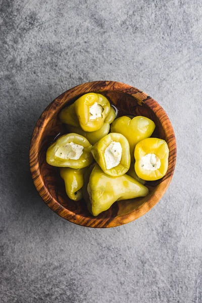 Peppers Diisi Dengan Krim Keju Dalam Mangkuk Tampilan Atas — Stok Foto
