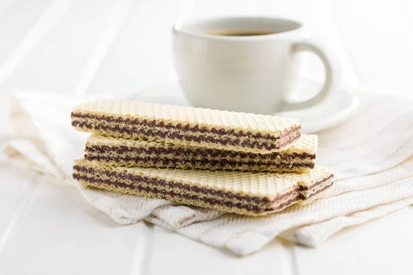 Süße Schokoladenwaffel Und Kaffeetasse Auf Dem Weißen Tisch — Stockfoto