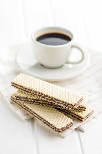 Zoete Chocoladewafel Koffiekopje Witte Tafel — Stockfoto