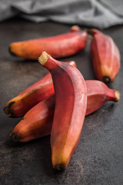 Смачні Червоні Банани Чорному Столі — стокове фото