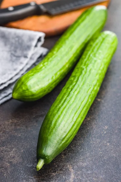 Verse Groene Komkommers Keukentafel — Stockfoto