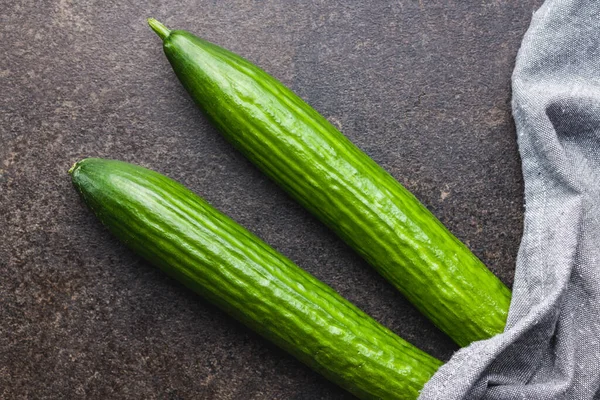 Verse Groene Komkommers Keukentafel Bovenaanzicht — Stockfoto