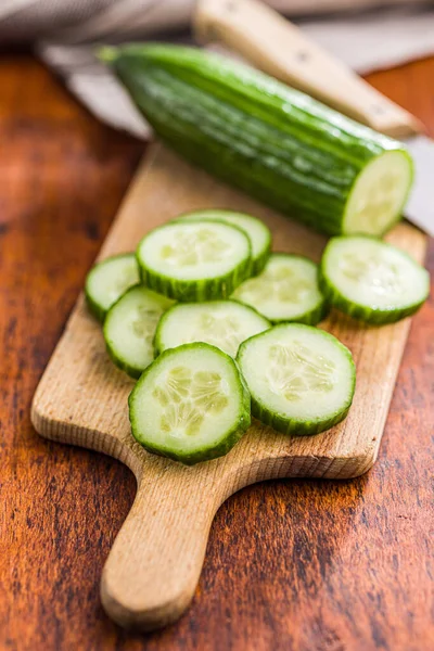 Sliced Fresh Green Cucumber Cutting Board — Stock Photo, Image