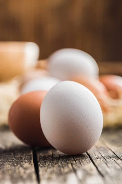 Bütün Tavuk Yumurtaları Ahşap Masada — Stok fotoğraf